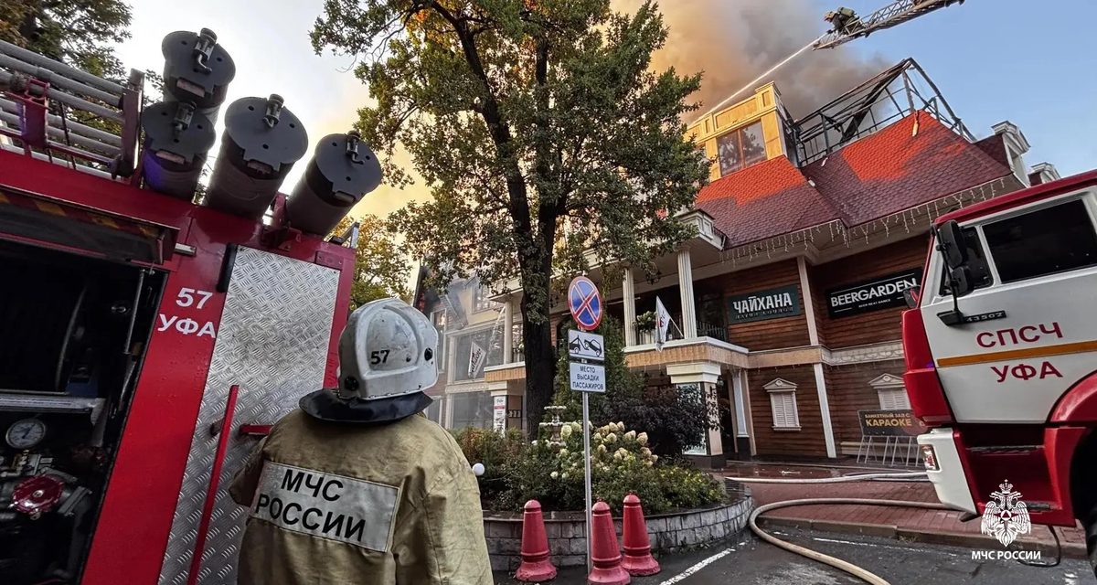 Пожарные потушили крупный пожар на проспекте Октября в Уфе