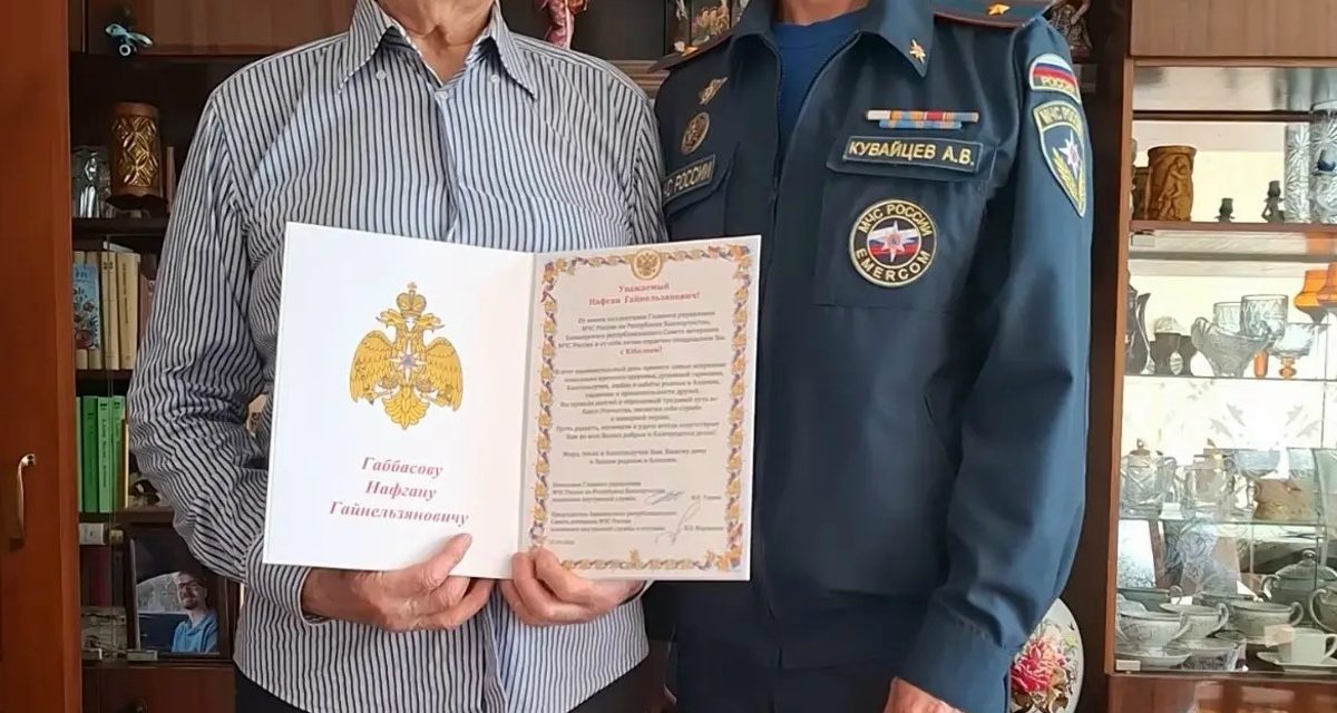 Пожарный с 30-летней выслугой встретил 85-летие дома с коллегами из МЧС
