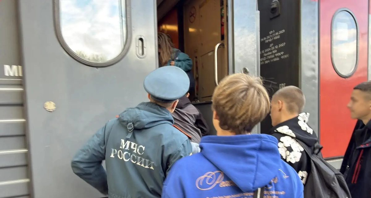 Сотрудники МЧС и волонтёры встретили детей из ЛНР и помогли им уехать в лагеря Башкортостана